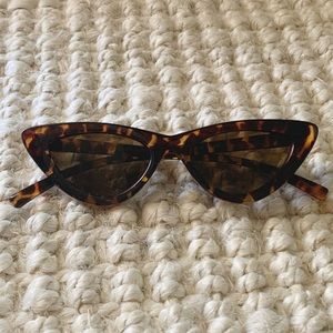 𝘡𝘈𝘙𝘈 𝘊𝘈𝘛𝘌𝘠𝘌 𝘚𝘜𝘕𝘎𝘓𝘈𝘚𝘚 𝘛𝘖𝘙𝘛𝘖𝘐𝘚𝘌